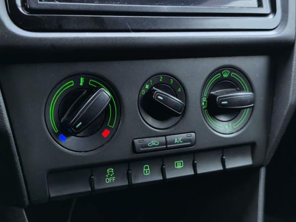 Skoda Rapid I с пробегом 2015 года, цена 780 000 рублей, 189673 км, лифтбек, Автокод Объявления