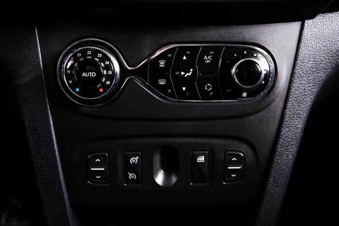 Renault Sandero II с пробегом 2016 года, цена 899 000 рублей, 133000 км, хэтчбек, Автокод Объявления