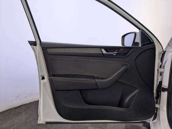 Skoda Rapid II с пробегом 2022 года, цена 1 600 000 рублей, 93487 км, лифтбек, Автокод Объявления