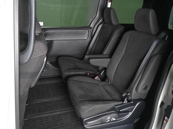 Toyota Noah III (R80) Рестайлинг с пробегом 2018 года, цена 2 669 000 рублей, 147529 км, минивэн, Автокод Объявления