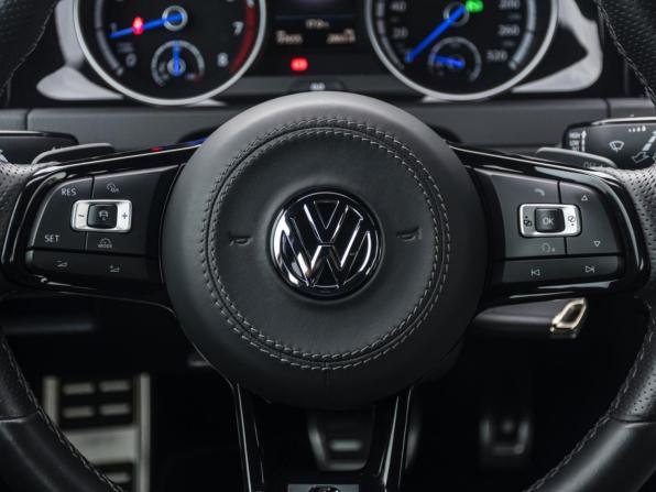 Volkswagen Golf R VII Рестайлинг с пробегом 2018 года, цена 3 548 000 рублей, 97653 км, универсал, Автокод Объявления