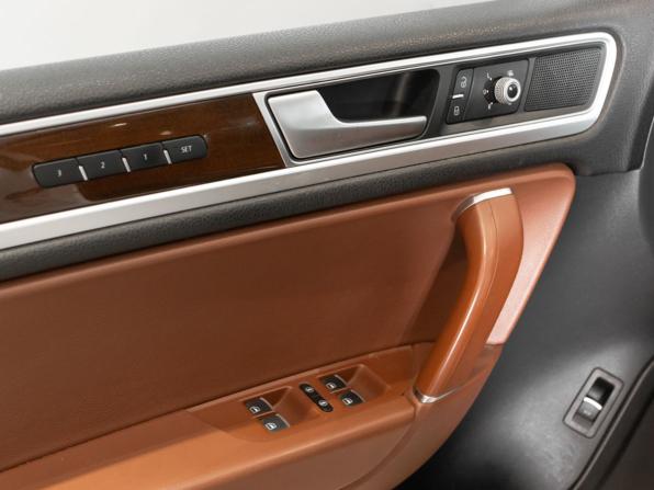 Volkswagen Touareg II Рестайлинг с пробегом 2015 года, цена 2 300 000 рублей, 302833 км, внедорожник, Автокод Объявления
