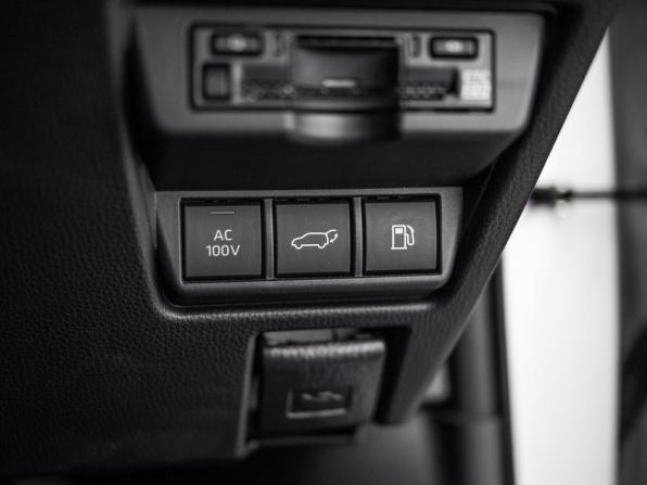 Toyota Prius V (XW60) с пробегом 2023 года, цена 4 360 000 рублей, 13255 км, лифтбек, Автокод Объявления