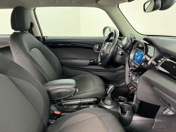 Mini Hatch III (F55/F56) Рестайлинг с пробегом 2018 года, цена 1 480 000 рублей, 148541 км, хэтчбек, Автокод Объявления