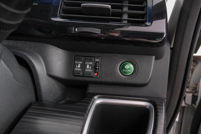 Honda Stepwgn V с пробегом 2015 года, цена 1 729 000 рублей, 198000 км, минивэн, Автокод Объявления