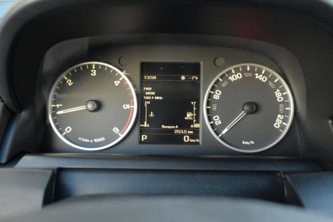 Land Rover Discovery IV Рестайлинг с пробегом 2014 года, цена 2 300 000 рублей, 219000 км, внедорожник, Автокод Объявления