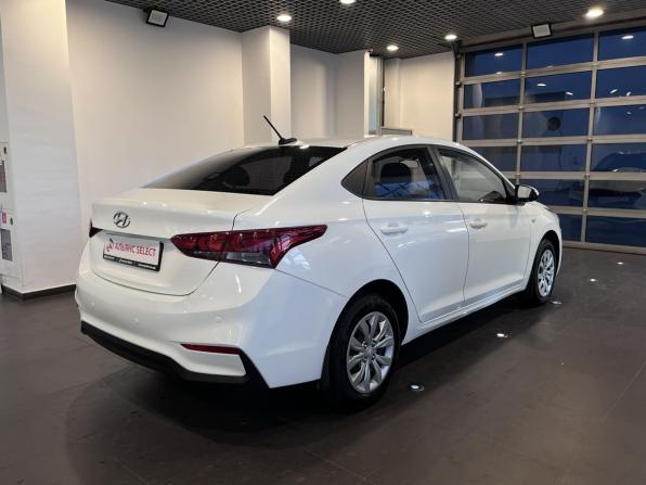 Hyundai Solaris II с пробегом 2018 года, цена 900 000 рублей, 107749 км, седан, Автокод Объявления