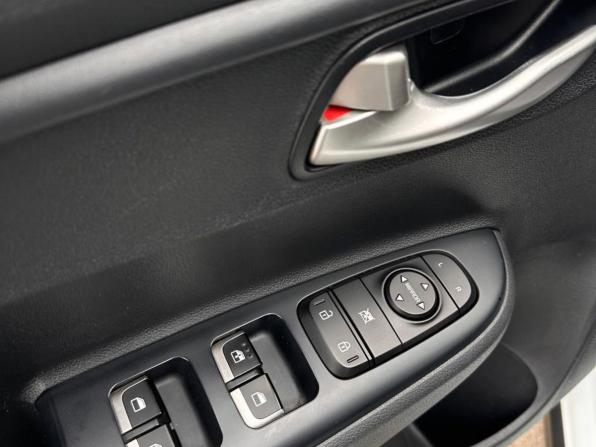Kia Rio IV Рестайлинг с пробегом 2020 года, цена 1 749 000 рублей, 65498 км, хэтчбек, Автокод Объявления