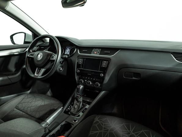 Skoda Octavia III (A7) Рестайлинг с пробегом 2018 года, цена 2 199 700 рублей, 44385 км, лифтбек, Автокод Объявления