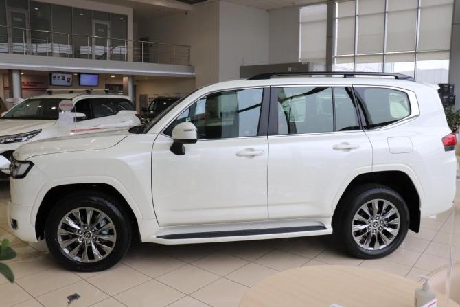 Toyota Land Cruiser 300 Series с пробегом 2023 года, цена 15 700 000 рублей, 1 км, внедорожник, Автокод Объявления