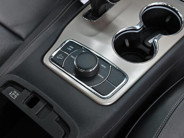 Jeep Grand Cherokee IV (WK2) Рестайлинг с пробегом 2015 года, цена 2 349 000 рублей, 228000 км, внедорожник, Автокод Объявления