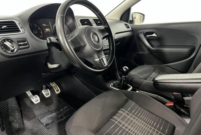 Volkswagen Polo V Рестайлинг с пробегом 2015 года, цена 845 000 рублей, 198925 км, седан, Автокод Объявления