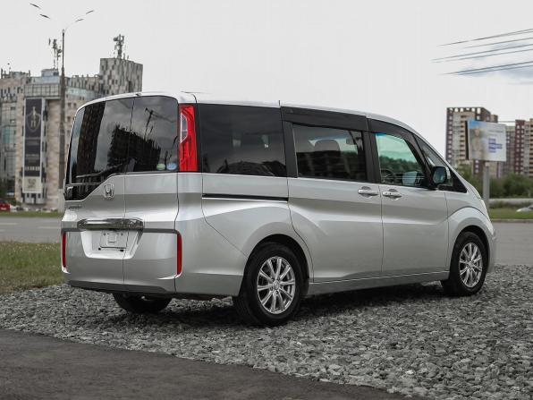 Honda Stepwgn V с пробегом 2016 года, цена 1 940 000 рублей, 75645 км, минивэн, Автокод Объявления