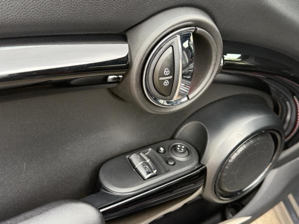Mini Hatch III (F55/F56) Рестайлинг с пробегом 2020 года, цена 2 949 000 рублей, 94100 км, хэтчбек, Автокод Объявления