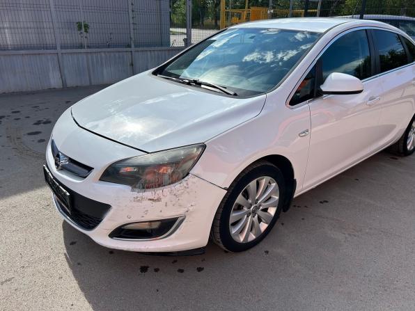 Opel Astra J Рестайлинг с пробегом 2015 года, цена 669 900 рублей, 195000 км, седан, Автокод Объявления