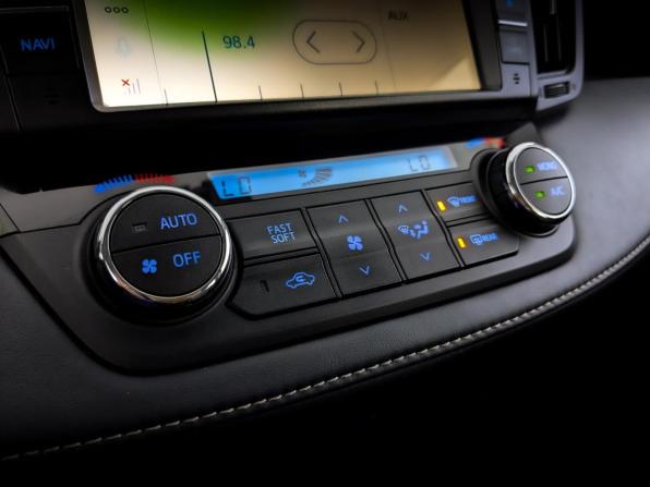 Toyota RAV4 IV (XA40) Рестайлинг с пробегом 2018 года, цена 2 595 000 рублей, 151045 км, внедорожник, Автокод Объявления