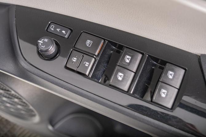 Toyota Prius IV (XW50) с пробегом 2016 года, цена 1 899 000 рублей, 143000 км, лифтбек, Автокод Объявления