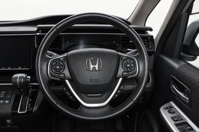 Honda Stepwgn V Рестайлинг с пробегом 2018 года, цена 2 349 000 рублей, 1290000 км, минивэн, Автокод Объявления
