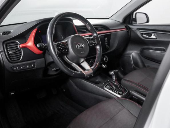 Kia Rio IV Рестайлинг с пробегом 2020 года, цена 1 560 000 рублей, 142700 км, хэтчбек, Автокод Объявления