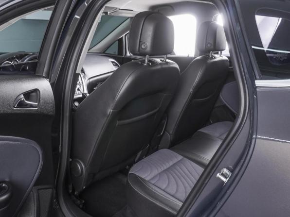 Opel Astra J Рестайлинг с пробегом 2013 года, цена 1 040 000 рублей, 122006 км, седан, Автокод Объявления