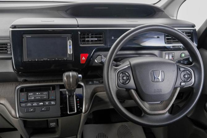 Honda Stepwgn V с пробегом 2015 года, цена 1 639 000 рублей, 180000 км, минивэн, Автокод Объявления