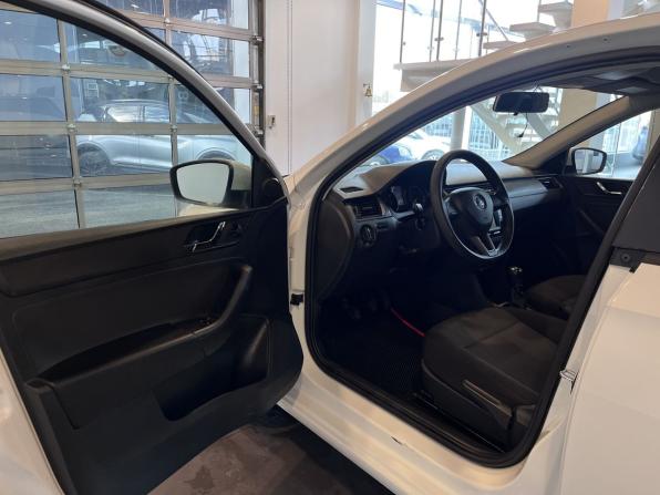 Skoda Rapid I с пробегом 2017 года, цена 950 000 рублей, 169752 км, лифтбек, Автокод Объявления