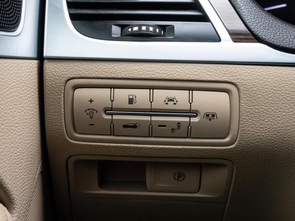 Hyundai Genesis II с пробегом 2016 года, цена 1 870 000 рублей, 185784 км, седан, Автокод Объявления