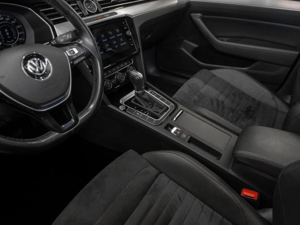 Volkswagen Passat B8 с пробегом 2018 года, цена 2 380 000 рублей, 106838 км, седан, Автокод Объявления