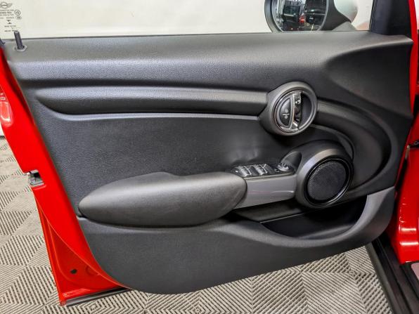 Mini Hatch III (F55/F56) с пробегом 2017 года, цена 1 750 000 рублей, 76993 км, хэтчбек, Автокод Объявления