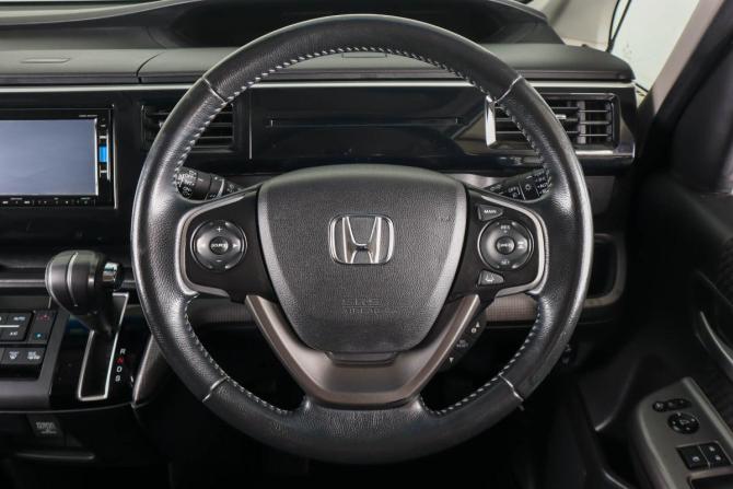 Honda Stepwgn V с пробегом 2015 года, цена 2 249 000 рублей, 126000 км, минивэн, Автокод Объявления