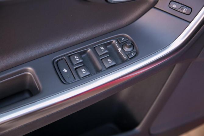 Volvo S60 II Рестайлинг с пробегом 2013 года, цена 1 290 000 рублей, 131250 км, седан, Автокод Объявления