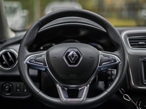 Renault Logan II Рестайлинг с пробегом 2018 года, цена 960 000 рублей, 135332 км, седан, Автокод Объявления