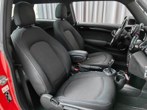 Mini Hatch III (F55/F56) Рестайлинг с пробегом 2019 года, цена 1 639 000 рублей, 143151 км, хэтчбек, Автокод Объявления