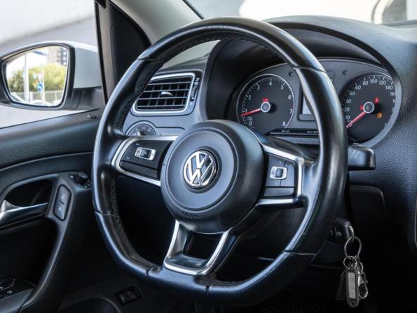 Volkswagen Polo V Рестайлинг с пробегом 2019 года, цена 1 239 000 рублей, 103627 км, седан, Автокод Объявления