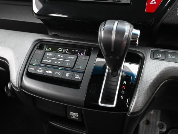 Honda Stepwgn V с пробегом 2015 года, цена 1 989 000 рублей, 104698 км, минивэн, Автокод Объявления