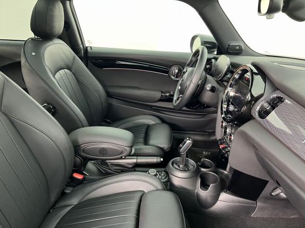 Mini Hatch III (F55/F56) Рестайлинг 2 с пробегом 2022 года, цена 3 790 000 рублей, 20650 км, хэтчбек, Автокод Объявления