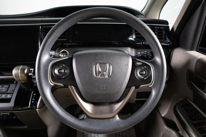 Honda Stepwgn V с пробегом 2015 года, цена 1 799 000 рублей, 154873 км, минивэн, Автокод Объявления
