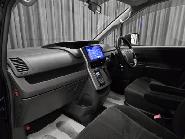 Toyota Voxy II (R70) с пробегом 2009 года, цена 1 420 000 рублей, 182800 км, минивэн, Автокод Объявления