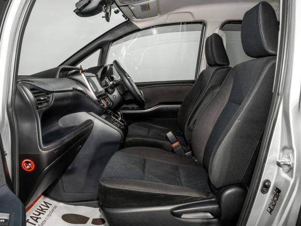 Toyota Voxy III (R80) Рестайлинг с пробегом 2017 года, цена 1 825 000 рублей, 133792 км, минивэн, Автокод Объявления