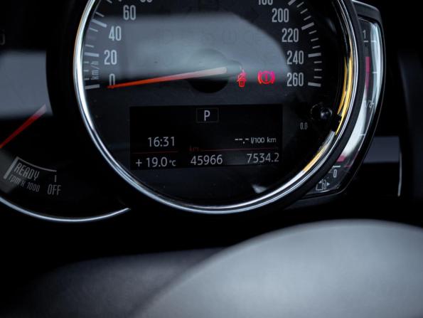 Mini Hatch III (F55/F56) Рестайлинг с пробегом 2018 года, цена 1 932 000 рублей, 46000 км, хэтчбек, Автокод Объявления