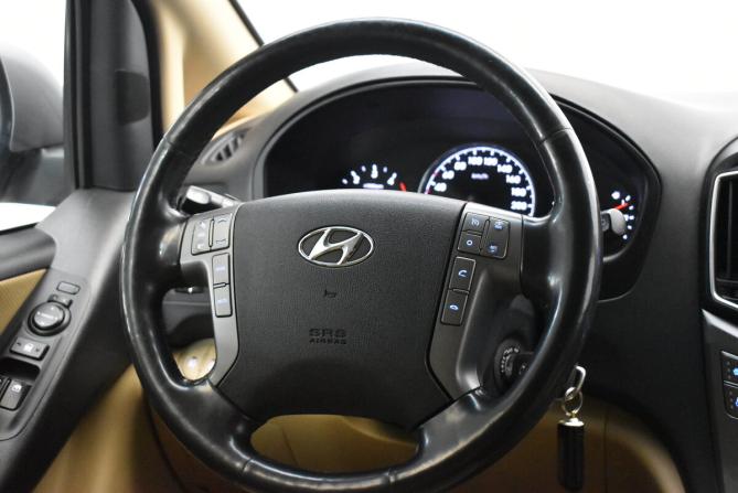 Hyundai H-1 II Рестайлинг 2 с пробегом 2018 года, цена 2 700 000 рублей, 137941 км, минивэн, Автокод Объявления