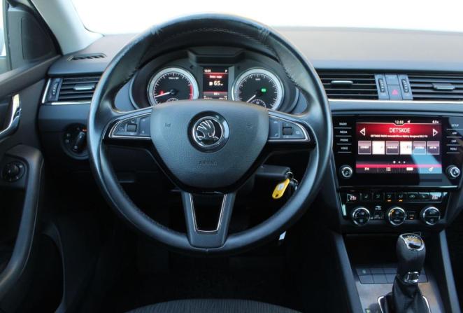 Skoda Octavia III (A7) Рестайлинг с пробегом 2018 года, цена 1 275 000 рублей, 274811 км, лифтбек, Автокод Объявления