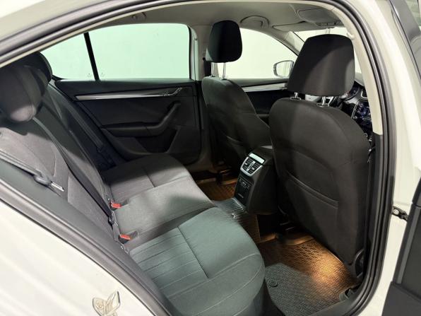 Skoda Octavia III (A7) Рестайлинг с пробегом 2019 года, цена 1 699 800 рублей, 216000 км, лифтбек, Автокод Объявления