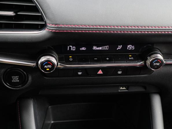 Mazda 3 IV (BP) с пробегом 2022 года, цена 2 470 000 рублей, 60282 км, седан, Автокод Объявления