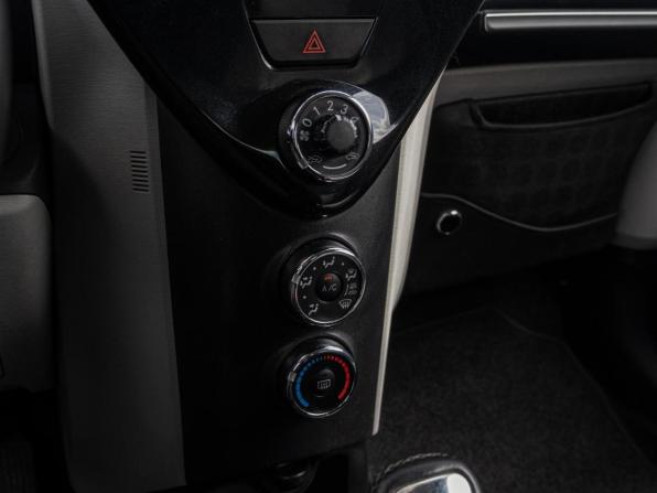 Toyota iQ с пробегом 2013 года, цена 1 070 000 рублей, 126920 км, хэтчбек, Автокод Объявления