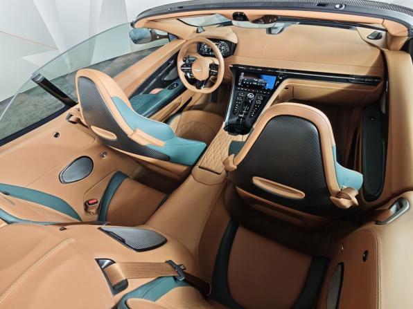 Aston Martin DB12 с пробегом 2024 года, цена 55 000 000 рублей, 2405 км, кабриолет, Автокод Объявления