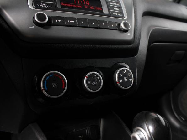 Kia Rio III Рестайлинг с пробегом 2016 года, цена 900 000 рублей, 158000 км, седан, Автокод Объявления