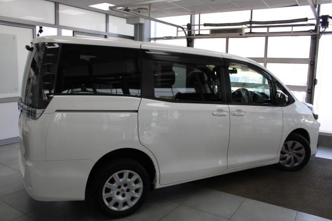 Toyota Voxy III (R80) с пробегом 2016 года, цена 2 085 000 рублей, 98976 км, минивэн, Автокод Объявления