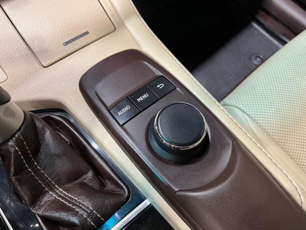 Lexus ES VI Рестайлинг с пробегом 2017 года, цена 1 995 000 рублей, 222415 км, седан, Автокод Объявления