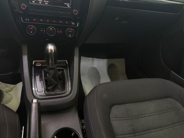 Volkswagen Jetta VI Рестайлинг с пробегом 2017 года, цена 1 370 000 рублей, 210888 км, седан, Автокод Объявления